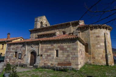 Eski taş kilise San Cornelio y San Cipriano Revilla de Santillan Palencia 'da yarı dairesel apse ile