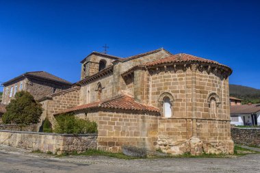 Eski taş kilise San Cornelio y San Cipriano Revilla de Santillan Palencia 'da yarı dairesel apse ile