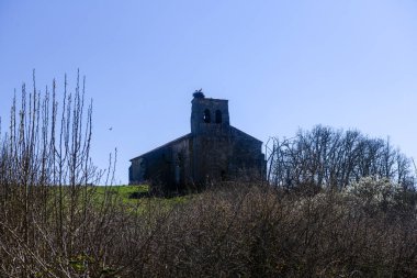 Matamorisca Palencia 'nın çatısında çan gable ve leylek yuvası olan San Juan Bautista tarihi taş kilisesi