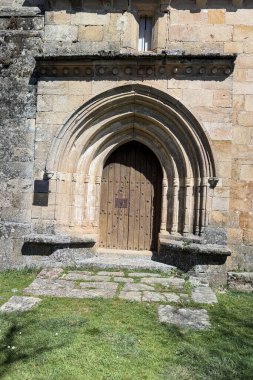 Matamorisca Palencia İspanya 'daki San Juan Bautista Kilisesi' nin ahşap kapılı Gotik tarzı kemer girişi.