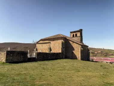 Matamorisca Palencia 'nın çatısında çan gable ve leylek yuvası olan San Juan Bautista tarihi taş kilisesi