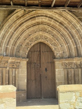 İspanya 'daki Villavega de Aguilar Palencia' daki San Juan Bautista kilisesine oymalı Gotik taş portalın detaylı görüntüsü.