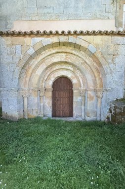 Romanesk kemerli taş girişi, San Martin Kilisesi, Matalbaniega, İspanya 'da ahşap kapılı.