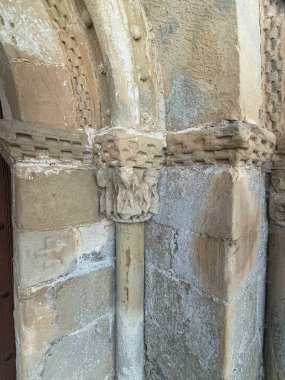 Matalbaniega 'daki San Martin kilisesinde oyulmuş sütunlarla Romanesk sütun başkentine yakın çekim.