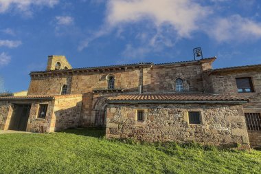 Branosera 'da kemerli pencereleri ve çan kulesi olan antik Romen taş kilisesi.