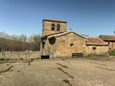 Corvio 'da çan kulesi ve taş cepheli antik Roma kilisesi.