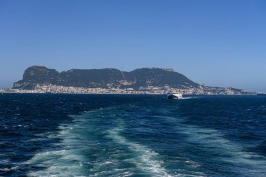 Şehir kıyı şeridi, demirlemiş gemiler ve Cebelitarık Kayası ile geniş görüş alanı.