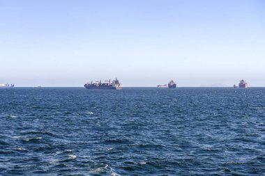 Petrol tankeri Cebelitarık Boğazı 'nı geçerken ufukta görünen diğer gemilerle birlikte berrak bir gökyüzünün altında.