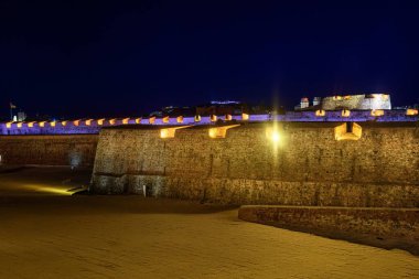 Ceuta 'daki Murallas Reales şehri gece manzarasında yapay ışıkla parlıyor..