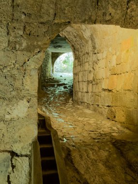 Cazorla 'nın altında akan su ve yaya yolu olan taştan bir tünel.