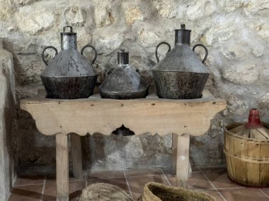 İspanyol kırsal müzesinde geleneksel metal sürahiler ve kırsal nesneler sergileniyor