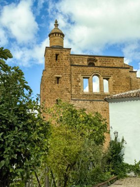 Tarihi taş kilise heykel figürleri ve kemerli girişi ile duruyor.