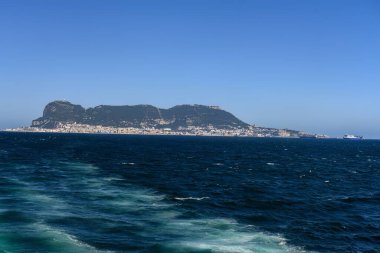 Şehir kıyı şeridi, demirlemiş gemiler ve Cebelitarık Kayası ile geniş görüş alanı.