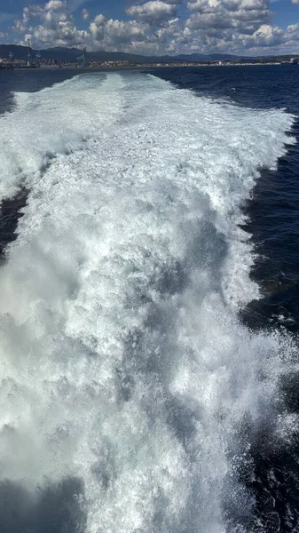 Algeciras limanı ve vinçlerle ayrılan bir geminin köpüklü su yolu görünürde..