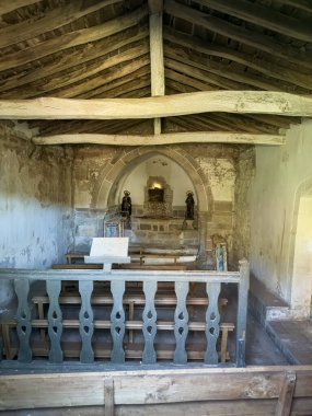 Ahşap çatısı, sunağı ve dini heykelleri olan köylü inzivası.