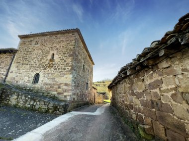 Geleneksel bir İspanyol köyünde taş evleri olan kırsal kesimde büyüleyici bir cadde.