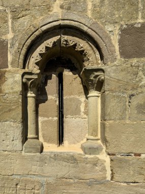 Ağaçlarla çevrili tarihi taş inzivası ve berrak gökyüzü olan su.