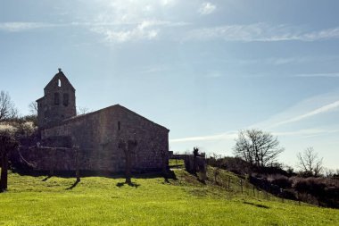 Taştan çan kulesi ve kırsal yüzüyle antik Roma kilisesi