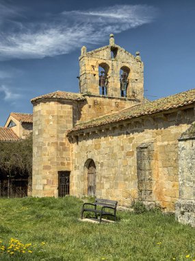 Çan gable ve serin kırsal bir çatı ile antik taş kilise