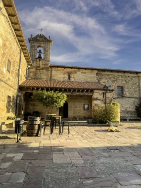 Huzurlu bir avluda çan kulesi ve kırsal mimarisi olan geleneksel taş sığınağı..