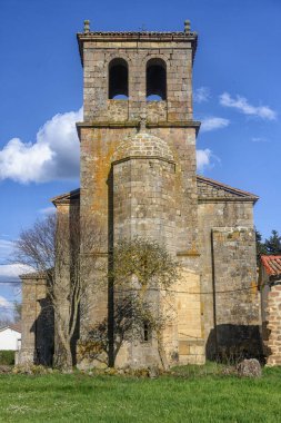 İspanyol köyünde çan kulesi ve bahçesi olan antik taş kilise.