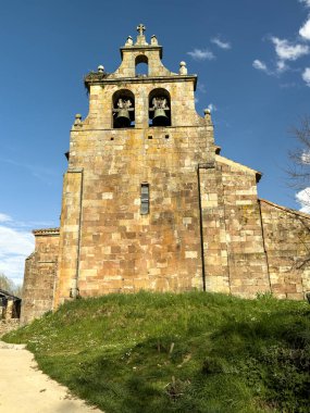 İspanyol köyünde çan gable ve kırsal çevresi olan ortaçağ taş kilisesi.