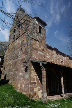 Sakin bir İspanyol dağ köyünde taştan ve taştan yapılmış bir kilise.