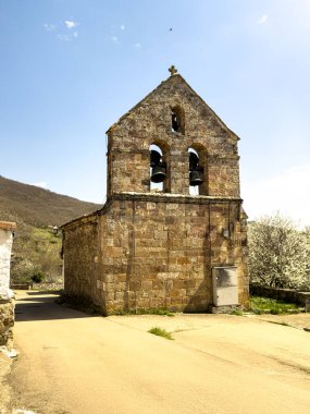 İspanya 'da çan gable ve taş girişi olan antik kırsal kilise.