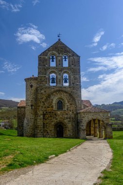Cantamuda, Palencia, İspanya 'da çan kulesi ve kemerli Romanesk taş kilise.