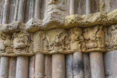 Palencia, İspanya 'da ayrıntılı şekiller ve figürler içeren Romanesk portalların yakın çekimleri.