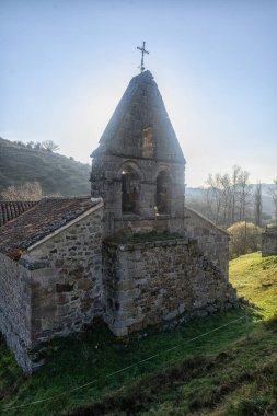 İspanyol dağlarında çıngıraklı ve fayanslı çatılı taşra kilisesi