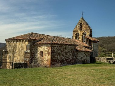 Estalaya, Palencia, İspanya 'da çan geçidi ve taş duvarları olan Romen tarzı kırsal kilise..