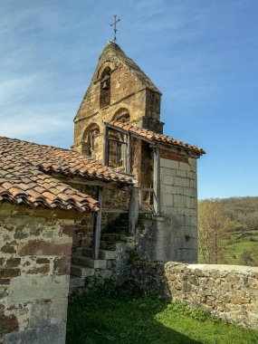 Estalaya, Palencia, İspanya 'da çan geçidi ve taş duvarları olan Romen tarzı kırsal kilise..