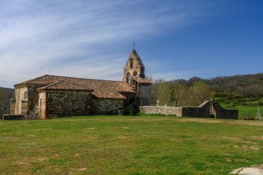 Estalaya, Palencia, İspanya 'da çan geçidi ve taş duvarları olan Romen tarzı kırsal kilise..
