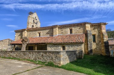 Taş duvarları, fayanslı çatısı ve Santa Maria de Redondo 'da çan kulesi olan eski Roma tarzı bir kilise..