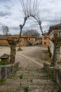 Barrio de Santa Maria, Palencia 'da Rönesans kapısı ve çan kulesi olan eski taş kilise..