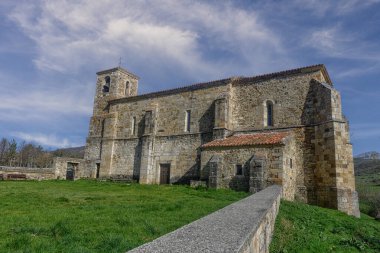 İspanya, San Juan de Redondo 'da çan kulesi ve kırmızı kiremitli taştan yapılmış antik Roma kilisesi..