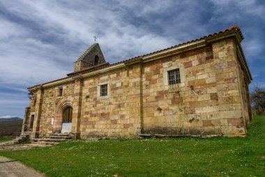 Çan kulesi olan antik taş kilise ve kırsal bir alanda haç