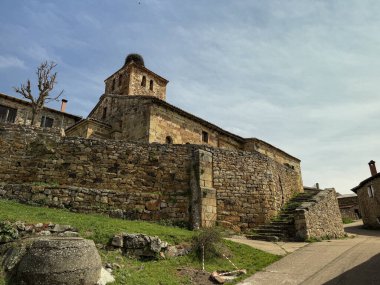 İspanyol köyünde çan kulesi ve kırmızı kiremit çatılı eski taş kilise..