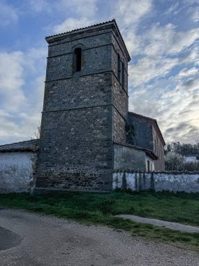 Eski taş çan kulesi ve Mantinos 'taki tarihi bir kilisenin yıpranmış duvarı..
