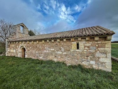 Palencia İspanya 'nın taşra duvarlarında kemerli girişi ve çan gable' ı olan tarihi Romen keşişi.