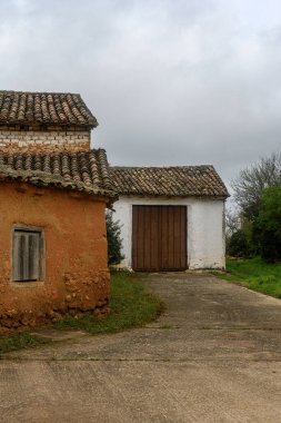 İspanyol köyünde saman, çamur duvarlar ve ahşap kirişli eski kerpiç evi..
