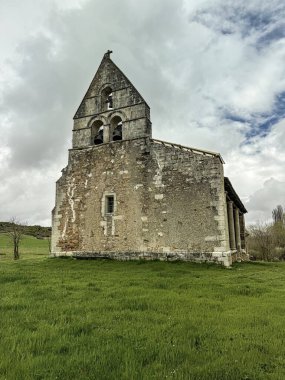 Çan geçidi, kırsal duvarlar ve yeşilliklerle çevrili taş kapılı antik kilise..