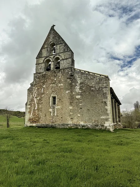 Çan geçidi, kırsal duvarlar ve yeşilliklerle çevrili taş kapılı antik kilise..