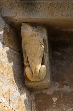 El Salvador Kilisesi, Pozancos, Palencia, İspanya 'da kurbağa oymalı Romanesk Corbel' in ayrıntıları.