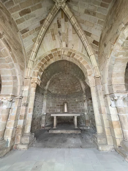 San Andres Kilisesi 'nin taştan sunağı ve kubbeli tavanı olan Roma manzarası..