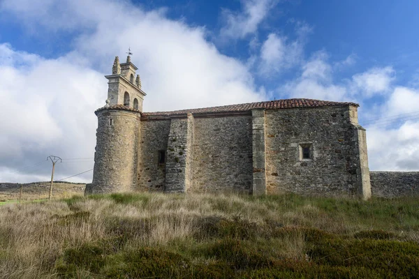 İspanya, Villacibio 'da çan gable ve eğimli çatısı olan tarihi taş kilise..