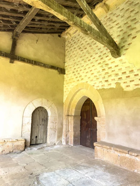 Nuestra Senyora de Valdegama Kilisesi 'nde kemerli kapıları ve kereste tavanı olan taş veranda.