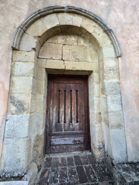 Romen manastırı. Huzurlu bir kırsal alanda taş zili gable ve kemerli kapı.
