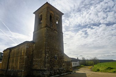 Valenoso köyünde çan kulesi olan taş kilise, çam ormanlarına ve tarlalara karşı kurulmuş.